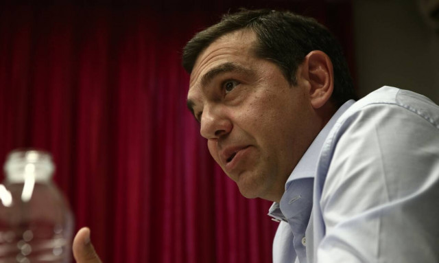 Τσίπρας: Βαθύ σκοτάδι στον τουρισμό ενώ ο Μητσοτάκης πουλά ηλιοβασιλέματα