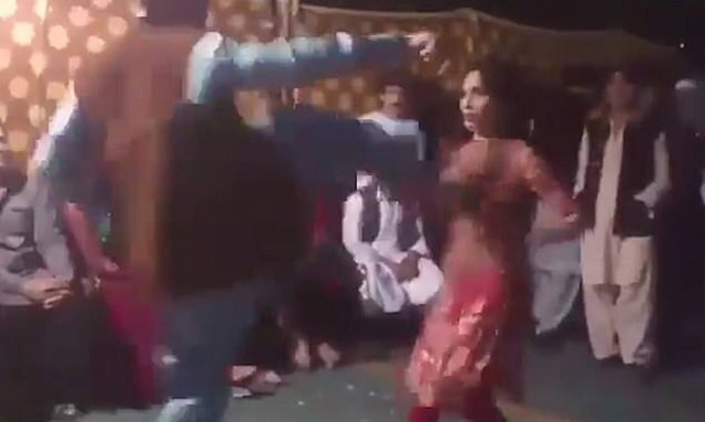 Βίντεο - ντροπή: Άνδρας κλωτσάει γυναίκα επειδή... χόρεψε! 