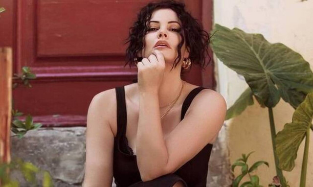 Η Μαρία Κορινθίου πόζαρε με μπικίνι και ναι, υποκλινόμαστε!