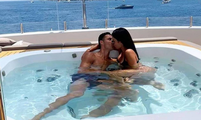 Το κορίτσι του Κριστιάνο σε πόζα - κόλαση