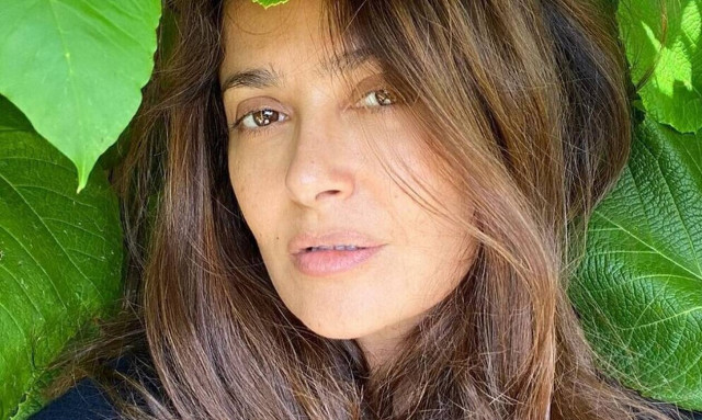 Δες την Salma Hayek, ετών 53, εντελώς αμακιγιάριστη