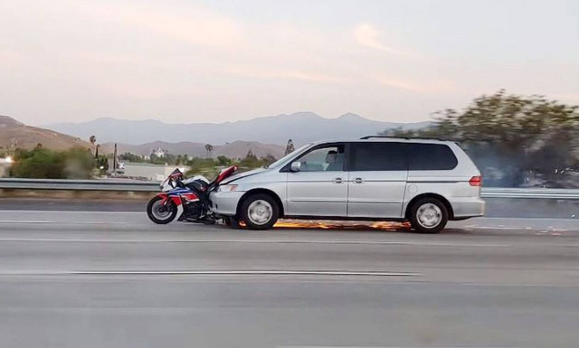 Απίστευτο: Χτύπησε μοτοσικλέτα και την έσερνε για χιλιόμετρα!