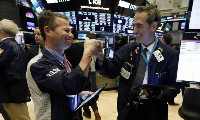 Άνοδος και... ρεκόρ δεκαετιών στη Wall Street - Πτώση στο πετρέλαιο