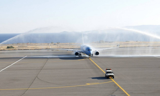 Έτσι υποδέχεται η Ελλάδα τους τουρίστες: Αψίδες, λύρες, εδέσματα και... τεστ