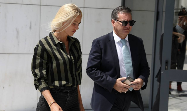 Δίκη για τη δολοφονία Μακρή: Συντετριμμένη στο δικαστήριο η Βικτώρια Καρύδα