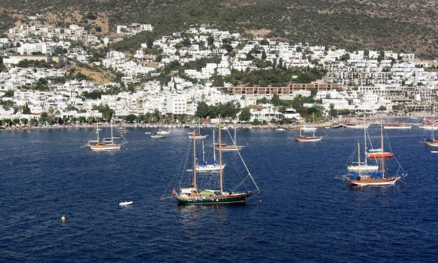 Βρετανικά ΜΜΕ: «Τουρίστες πλήρωναν 48 ευρώ για κεμπάπ στα παράλια της Τουρκίας»