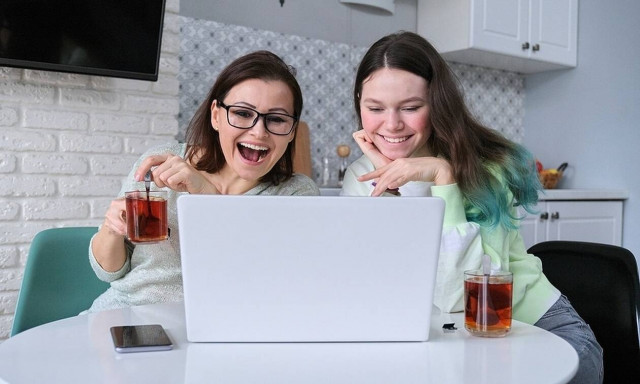 Τι νιώθουν οι γονείς όταν οι έφηβοι μεγαλώνουν και φεύγουν απ' το σπίτι