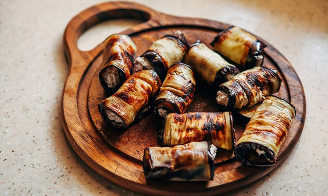 Ρολά μελιτζάνας με γέμιση τυριών στο φούρνο