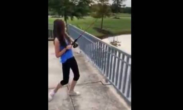 Ψάρευε στο ποτάμι – Τρόμος με αυτό που πετάχτηκε ξαφνικά μπροστά της (pics)