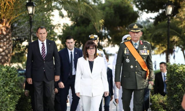 Αικατερίνη Σακελλαροπούλου: Τα ξίφη στους νέους και νέες σημαιοφόρους επέδωσε η ΠτΔ