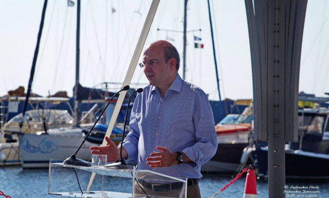 Χατζηδάκης στο Μάτι: «Πρέπει να βάλουμε μια τάξη και με τη δική σας βοήθεια»