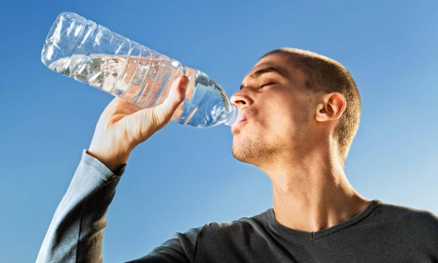 Αισθάνεσαι πως διψάς διαρκώς; Δες τι μπορεί να συμβαίνει