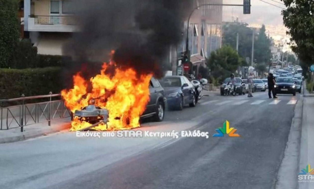 Λαμία: Η στιγμή που αυτοκίνητο με υγραέριο τυλίγεται στις φλόγες