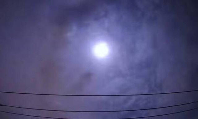 Έγινε η νύχτα… μέρα: Φωτεινή «βολίδα» έσκασε στον ουρανό