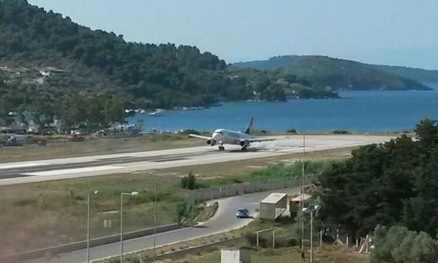 Σκιάθος: Με αψίδες και χειροκροτήματα υποδέχτηκαν τους πρώτους τουρίστες