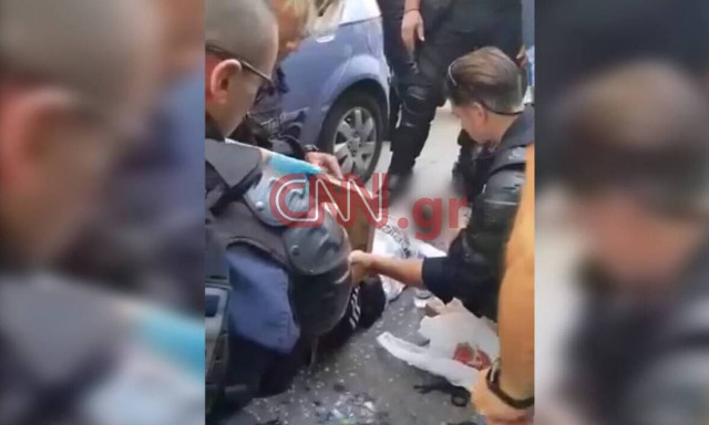 Καρέ - καρέ οι πρώτες βοήθειες αστυνομικών σε άνδρα που παρασύρθηκε από μηχανή