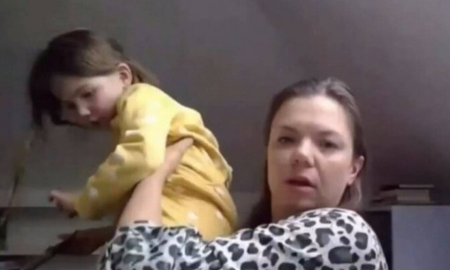 Κόρη καθηγήτριας διακόπτει ζωντανη σύνδεση: «Μαμά, ποιο είναι το όνομά του;»