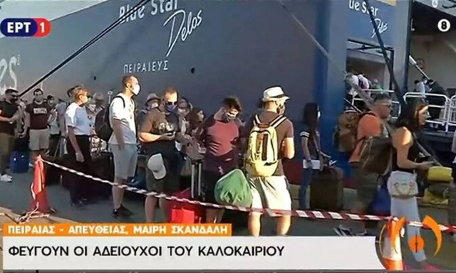 Κίνηση στο λιμάνι του Πειραιά - Φεύγουν οι πρώτοι αδειούχοι του καλοκαιριού