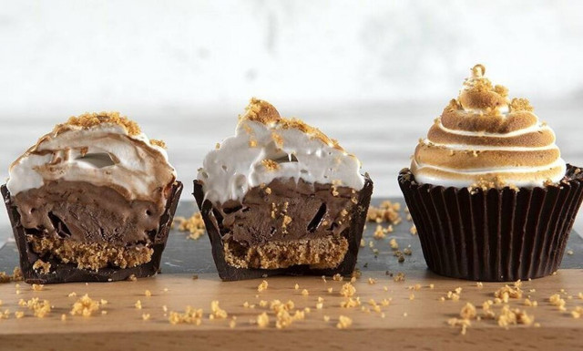 Άκης Πετρετζίκης: Λαχταριστά cupcakes παγωτό