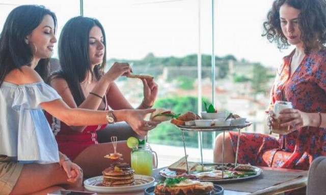 Τρεις νεαρές Κρητικοπούλες στην πιο όμορφη ταράτσα του νησιού! (pics)