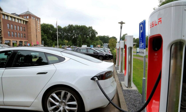 Ηλεκτρικά αυτοκίνητα: Τι ταχύτητες και τι αυτονομία έχουν στην Ελλάδα; 