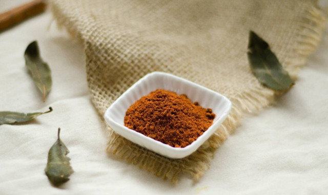 Κανέλα: Τρεις λόγοι για να βάλεις το δημοφιλές μπαχαρικό στο δέρμα σου