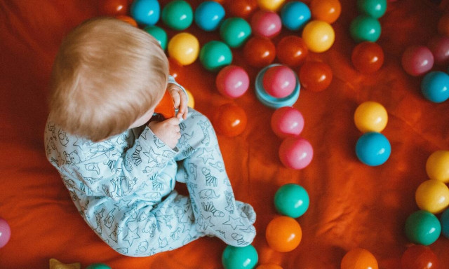 Πότε αρχίζουν να μπουσουλάνε τα παιδιά;