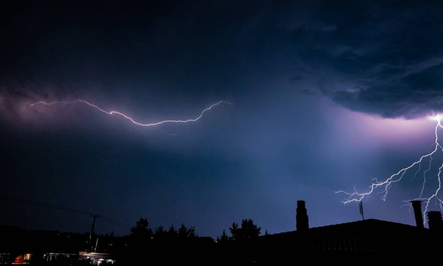 Καιρός: Ποιες περιοχές σαρώνει η μίνι - κακοκαιρία με βροχές και χαλάζι
