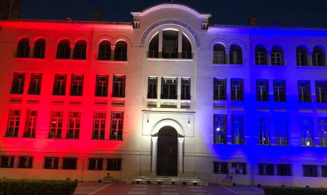 Θεσσαλονίκη: Στα χρώματα της αμερικανικής σημαίας το κτήριο της ΧΑΝΘ