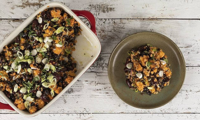 Μία τέλεια συνταγή από τον Άκη Πετρετζίκη: Γλυκοπατάτες με μαύρα φασόλια στον φούρνο