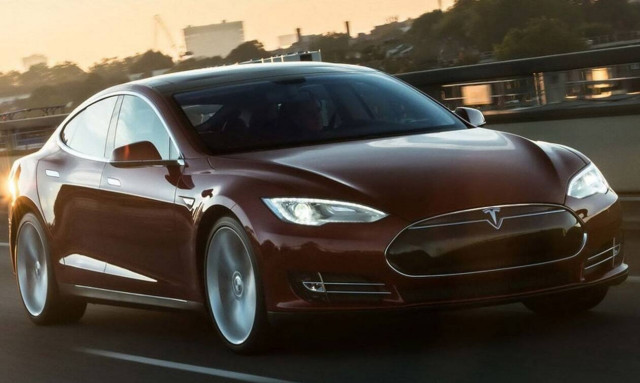 Στο στόχαστρο των αρχών οι αναφλέξεις στις μπαταρίες των πρώτων Tesla