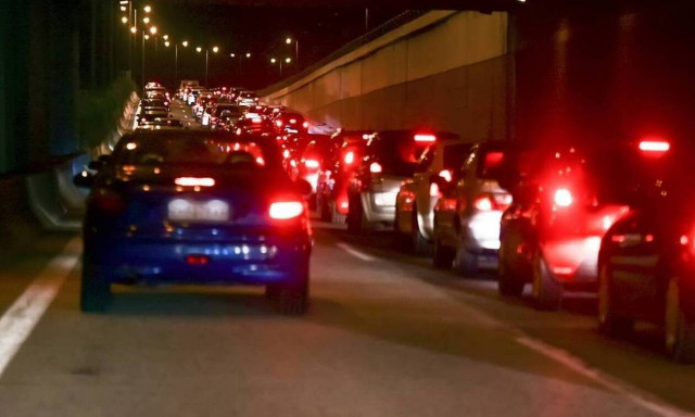 Κίνηση: Ουρές χιλιομέτρων σε Αθηνών - Κορίνθου και Αθηνών - Λαμίας