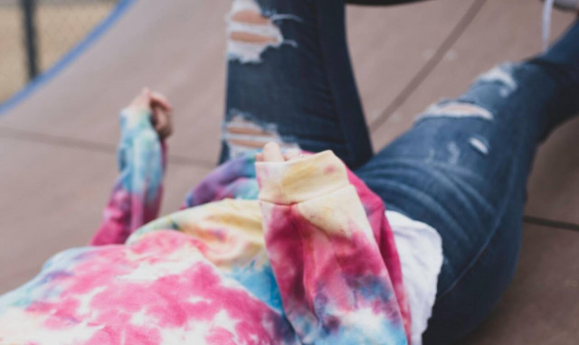 Πώς με ένα παγάκι θα φτιάξεις το δικό σου tie-dye T-shirt (video)