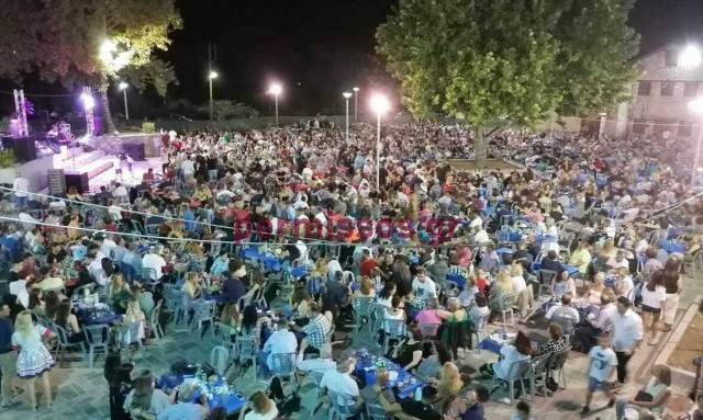 Κορονοϊός: «Βούλιαξε» η Αλίαρτος από το γλέντι - Εικόνες συνωστισμού παρουσία βουλευτών