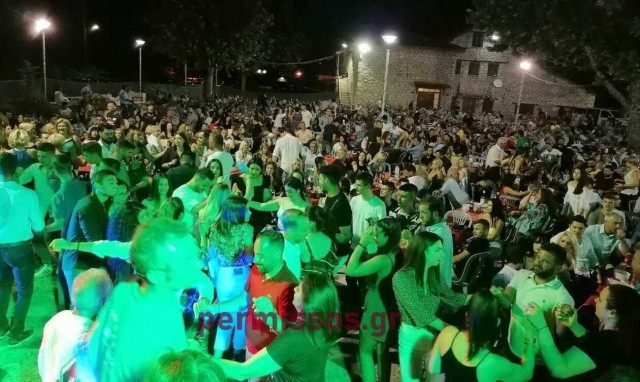 Απίστευτες εικόνες: Συνωστισμός με βουλευτές και δήμαρχους σε πανηγύρι στην Αλίαρτο