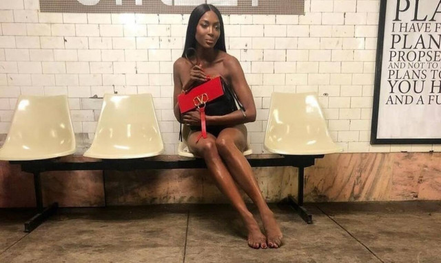 Naomi Campbell: Ποζάρει γυμνή στο μετρό της Νέας Υόρκη (Pics)