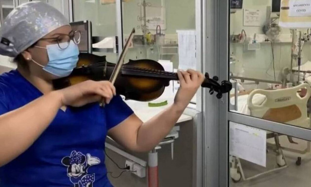 Κορονοϊός: Nοσοκόμα στη Χιλή παίζει βιολί για τους ασθενείς 