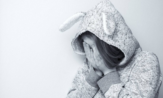 Σοκ στην Πάτρα: Χτύπησαν με σιδηρολοστό στο πρόσωπο 14χρονη