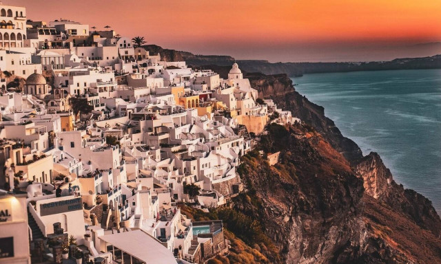 Η Σαντορίνη προσκαλεί τους Έλληνες τουρίστες: «Είναι μία χρυσή ευκαιρία»