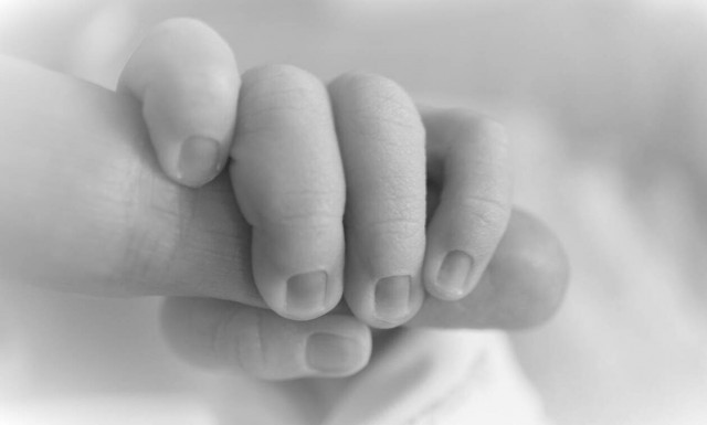 Μπήκε ντυμένη νοσοκόμα για να κλέψει βρέφος - Συγκλονιστικές εικόνες