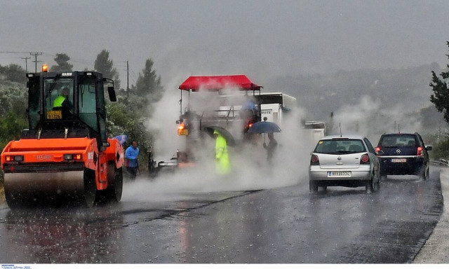 Κακοκαιρία: Τεράστιος βράχος έπεσε στην Εθνική Οδό Λαμίας - Καρπενησίου