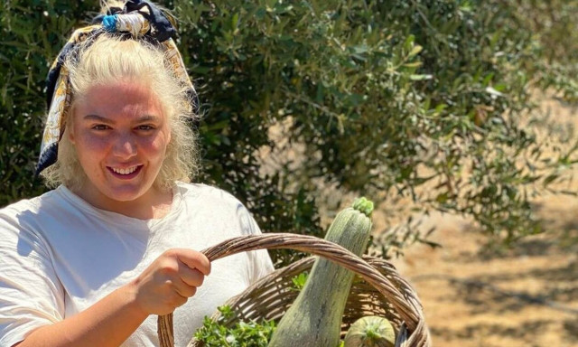 Η Δανάη Μπάρκα ποζάρει με το μαγιό της (pics)