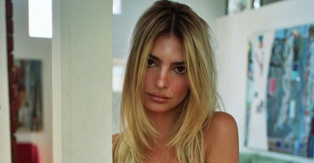Emily Ratajkowski: Η sexy πόζα στα… λιβάδια (pic)
