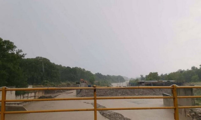 Καιρός: Σφοδρή κακοκαιρία και στα Τρίκαλα - Φούσκωσε ο Πηνειός (pics+vid)