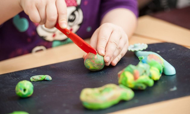Φτιάξτε σπιτική πλαστελίνη εύκολα και γρήγορα - Δείτε πώς