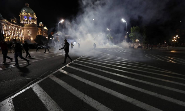 Σερβία: Εισβολή διαδηλωτών στο κοινοβούλιο μετά την ανακοίνωση νέου lockdown