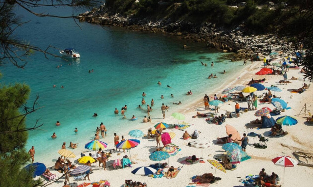 Συναγερμός στην Καβάλα: Τα πρώτα κρούσματα σε Παγγαίο και Θάσο από τουρίστες