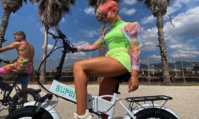 «Κολάζει» το Instagram η Έλενα Τσαγκρινού (pics)