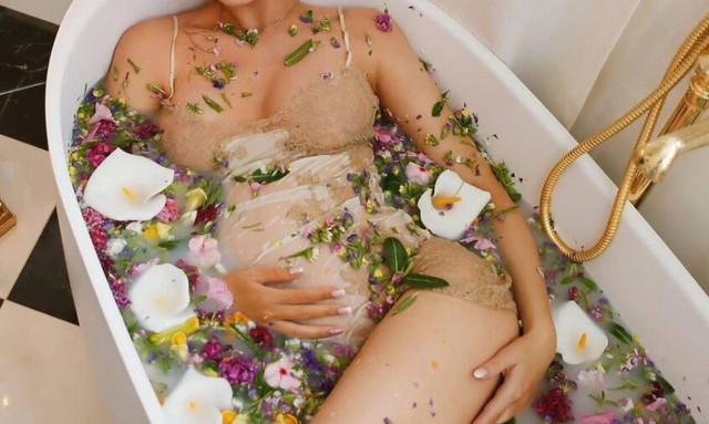 Θα τα χάσετε! Θα γίνει μαμά και ποζάρει σέξι στη μπανιέρα