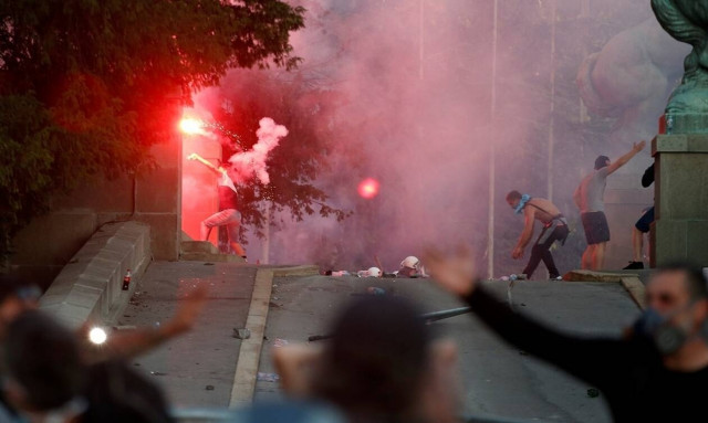 Σερβία: Επεισόδια στις διαδηλώσεις στο Βελιγράδι και το Νόβισαντ
